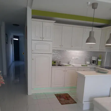 Bright With Ocean View Apartment *